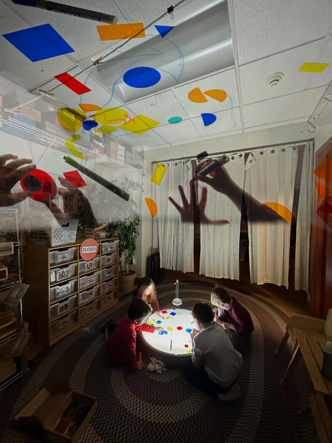 A room filled with an overhead projection